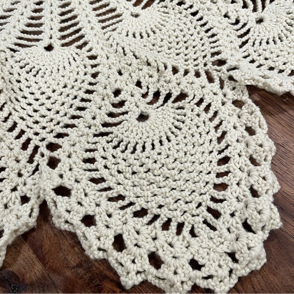 Vintage crochet floral look round table topper tablecloth - Picture 4 of 9